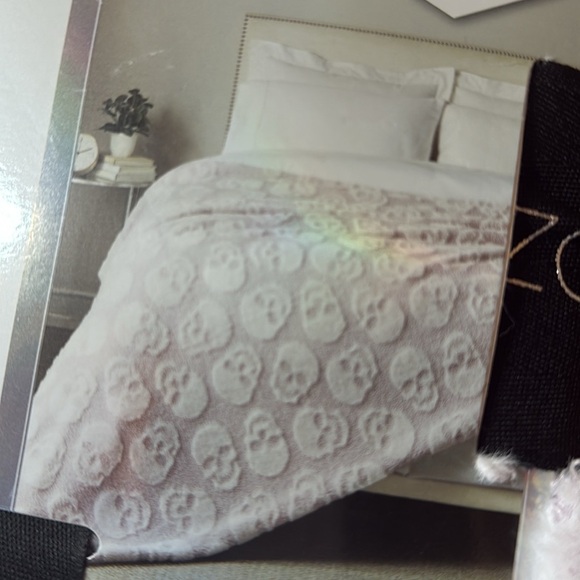 Rachel Zoe Halloween purple faux fur skull blanket with metallic threads 💀💀 - Picture 4 of 7
